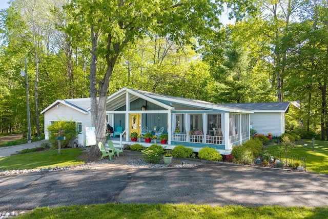 11198 E Royal Rd, Canadian Lakes, MI 49346 - view of front of home featuring a porch and a front lawn