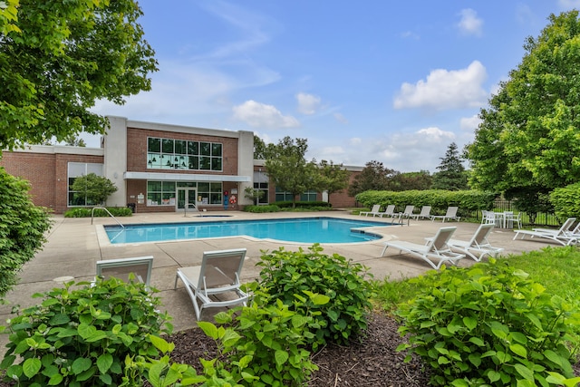 3366 Endsleigh Ln, Ypsilanti, MI 48197 - community pool with a patio area