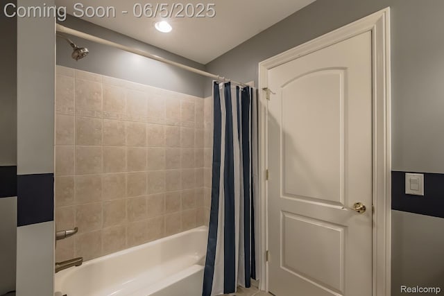 8922 Stonewall W, Clarkston, MI 48348 - bathroom featuring shower / tub combo with curtain
