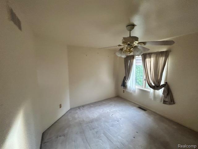 6880 Burtonwood Dr, West Bloomfield, MI 48322 - unfurnished room featuring a ceiling fan