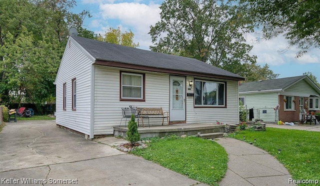 23733 Champaign St, Taylor, MI 48180 - view of front facade with covered porch and a front yard