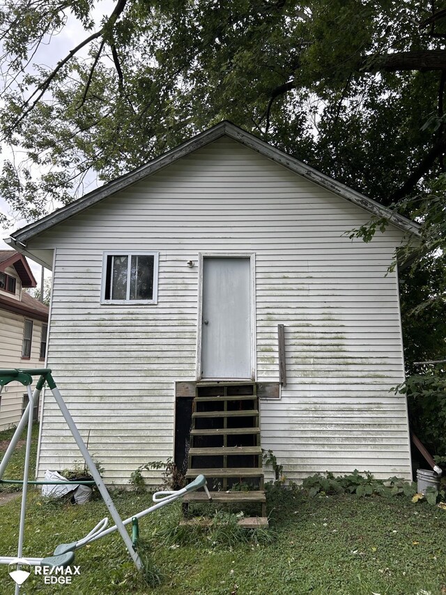 734 Barrie Ave, Flint, MI 48507 - back of property with entry steps