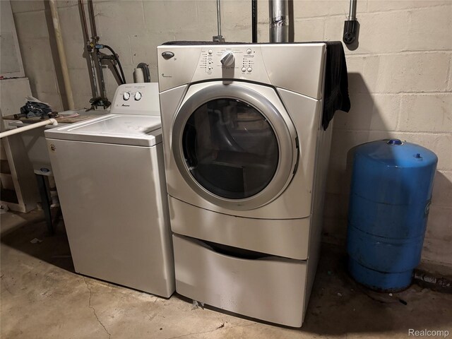 1096 Bayfield St, Lake Orion, MI 48362 - washroom featuring washing machine and clothes dryer