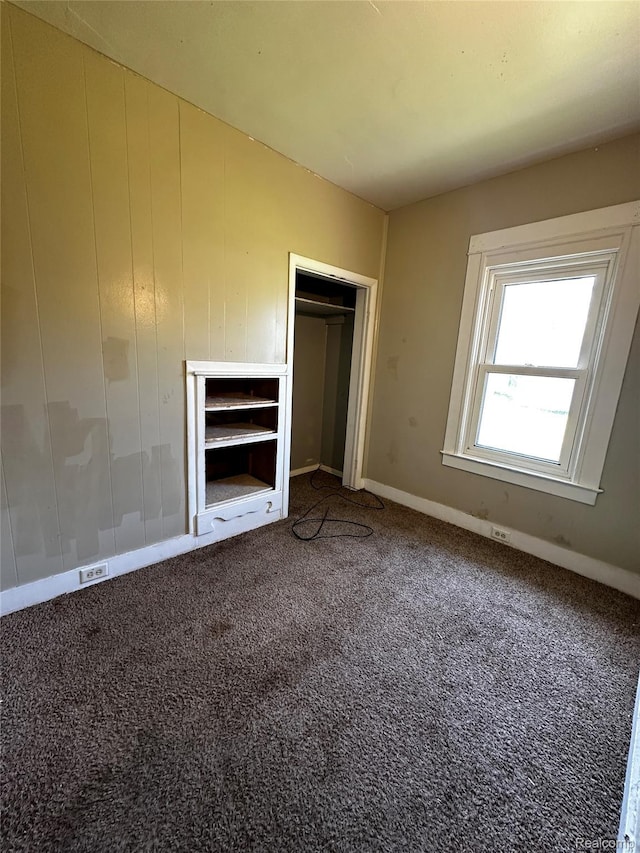 2500 Salt St, Saginaw, MI 48602 - unfurnished bedroom featuring carpet flooring, a closet, and baseboards