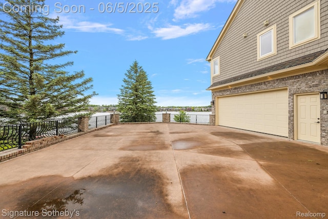 10611 Lighthouse Pt, South Lyon, MI 48178 - garage featuring driveway
