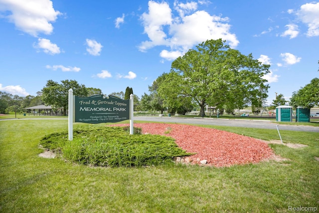 116 Surrey Rd, Saint Louis, MI 48880 - view of home's community with a yard