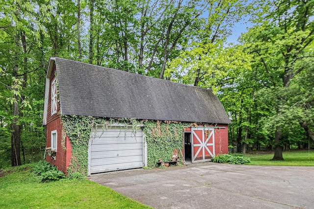 22649 N Dixboro Rd, South Lyon, MI 48178 - detached garage featuring driveway