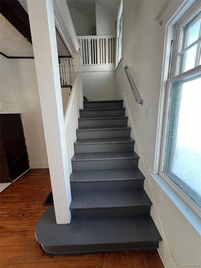 3137 S Washington Ave, Saginaw, MI 48601 - stairway featuring wood finished floors and baseboards