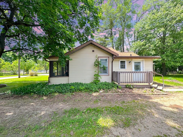 315 E Spruce St, Marshall, MI 49068 - single story home featuring a front lawn