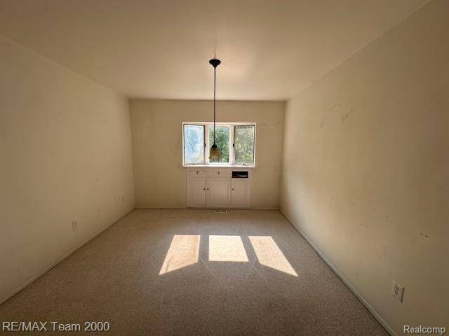 5936 Meadowview St, Ypsilanti, MI 48197 - unfurnished room with light carpet