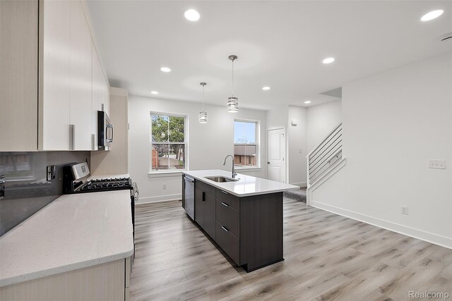 2813 Summers Pl, Troy, MI 48084 - kitchen with a sink, appliances with stainless steel finishes, a center island with sink, light wood finished floors, and baseboards