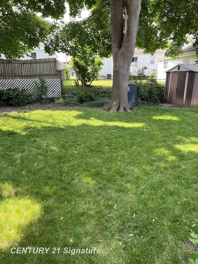 1613 Waldman Ave, Flint, MI 48507 - view of yard