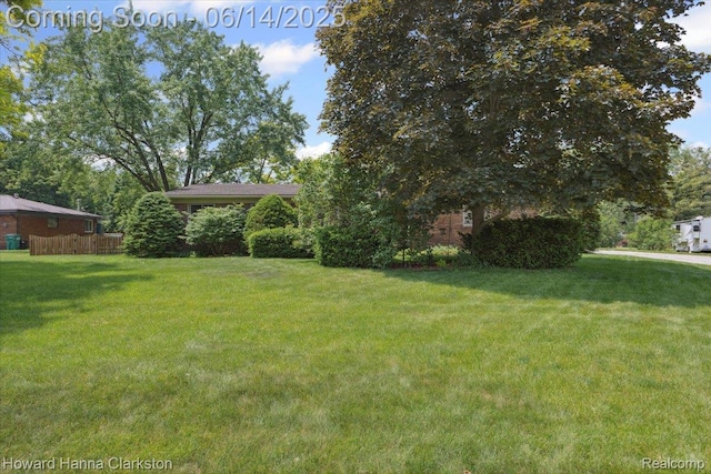 5045 Bronco Dr, Clarkston, MI 48346 - view of yard