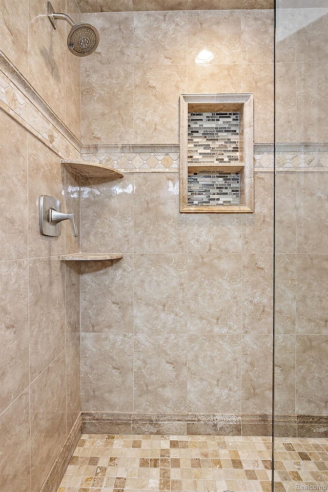 3013 Heron Pl, Bloomfield Hills, MI 48302 - bathroom with a tile shower