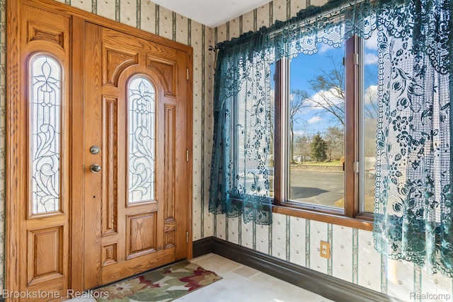 2995 Venice, Highland, MI 48356 - foyer entrance featuring wallpapered walls and baseboards