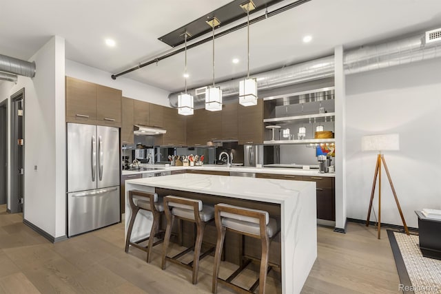 2051 Villa Rd Unit 203, Birmingham, MI 48009 - kitchen featuring freestanding refrigerator, modern cabinets, light wood finished floors, a kitchen island, and a sink