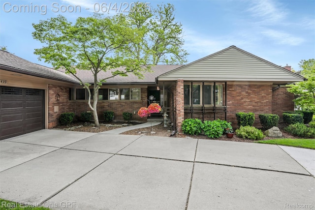 439 Barclay Rd, Grosse Pointe Farms, MI 48236 - single story home featuring concrete driveway, brick siding, and an attached garage