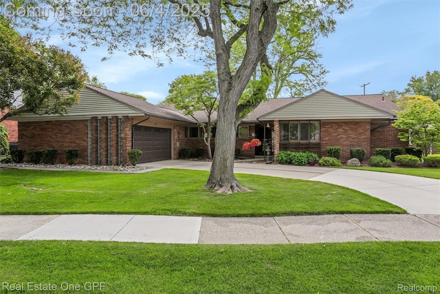 439 Barclay Rd, Grosse Pointe Farms, MI 48236 - single story home featuring an attached garage, driveway, brick siding, and a front lawn