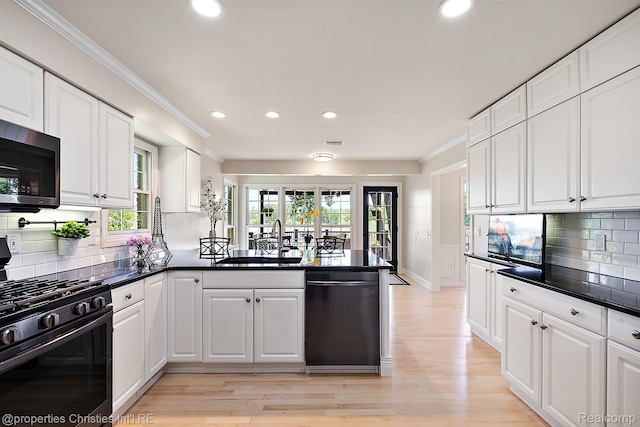 1707 Mountain Ash Dr, West Bloomfield, MI 48324 - kitchen featuring stainless steel appliances, a sink, recessed lighting, crown molding, and a peninsula