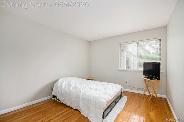 29280 Gloede Dr Unit D7, Warren, MI 48088 - bedroom featuring light wood finished floors and baseboards