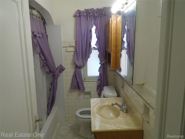 17127 Griggs St, Detroit, MI 48221 - full bath with tile walls, vanity, and shower / tub combo