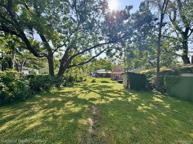 5689 Cornell St, Dearborn Heights, MI 48125 - view of yard