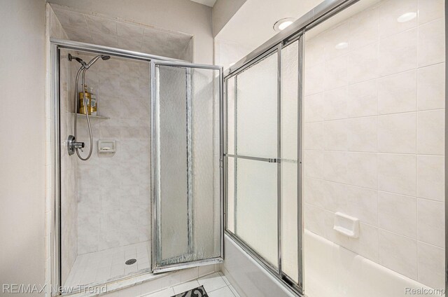 2337 Horseshoe Dr, West Bloomfield, MI 48322 - full bath featuring bath / shower combo with glass door