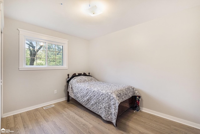 10207 Frances Rd, Flushing, MI 48433 - bedroom featuring light wood-style flooring and baseboards
