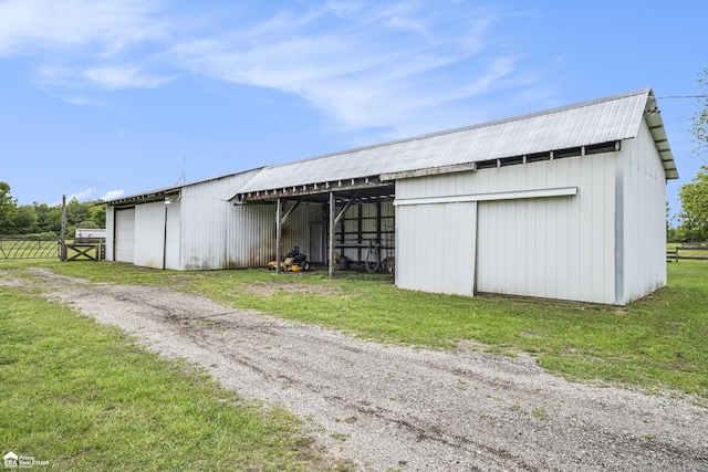 10207 Frances Rd, Flushing, MI 48433 - view of pole building featuring driveway