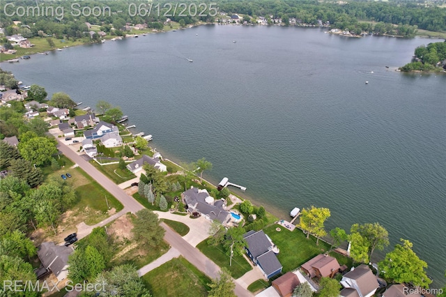 7457 Haviland Beach Dr, Argentine, MI 48451 - aerial view of property and surrounding area featuring a nearby body of water and nearby suburban area