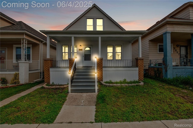 3851 Fredro St, Hamtramck, MI 48212 - view of front facade featuring a porch and a front yard