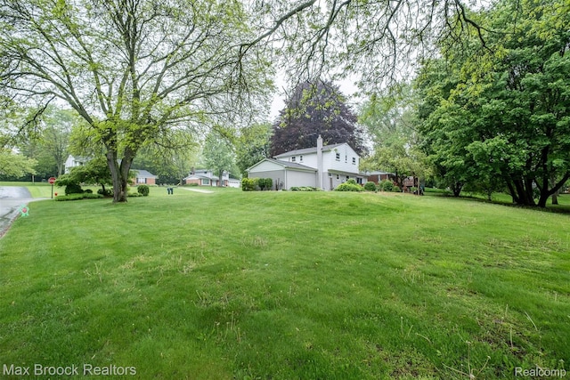 2655 Aspen Ln, Bloomfield Hills, MI 48302 - view of grassy yard