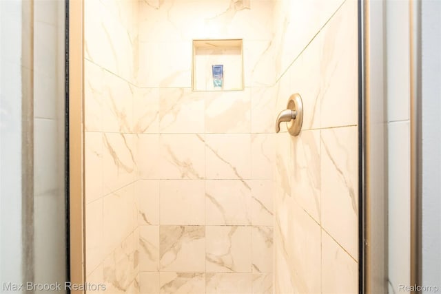 2655 Aspen Ln, Bloomfield Hills, MI 48302 - full bathroom with a tile shower