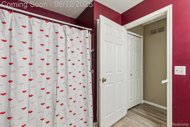 4311 Maplewood Meadows Ave, Grand Blanc, MI 48439 - full bathroom featuring curtained shower, wood finished floors, and baseboards