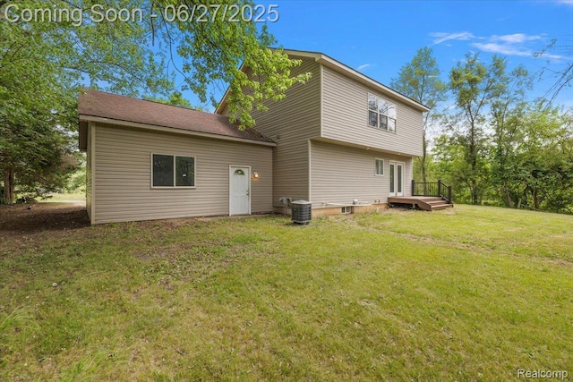 9248 Riverside Dr, Brighton, MI 48116 - rear view of property featuring a lawn