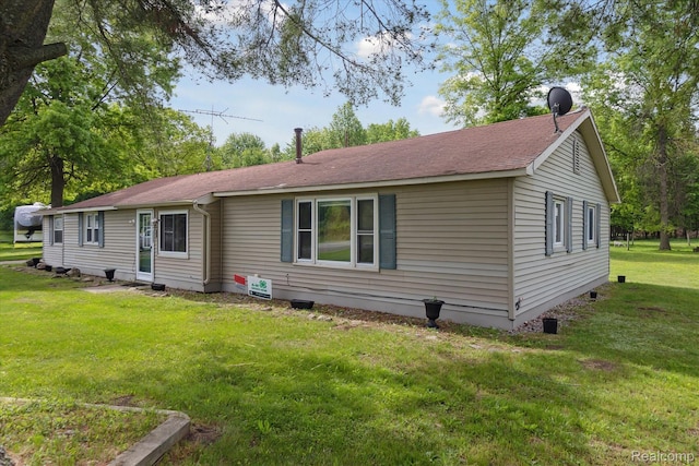 4828 Rathbun Rd, Birch Run, MI 48415 - view of front of home with a front lawn and roof with shingles