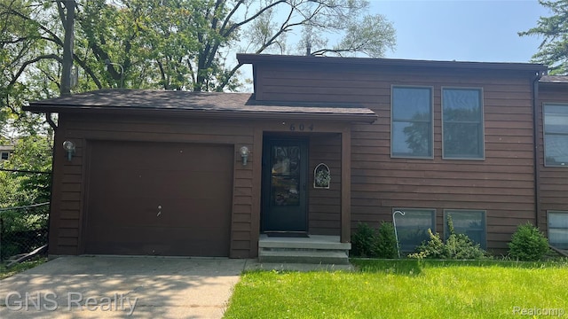 604 Millard Ave, Royal Oak, MI 48073 - tri-level home featuring concrete driveway and a garage
