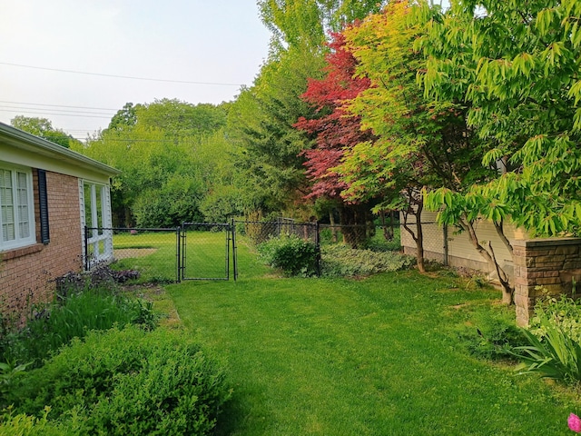 1635 Woodside Dr, East Lansing, MI 48823 - view of yard featuring a gate