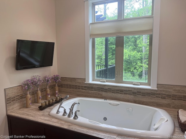 4264 W Benjamin Rd, Perry, MI 48872 - full bathroom featuring a jetted tub