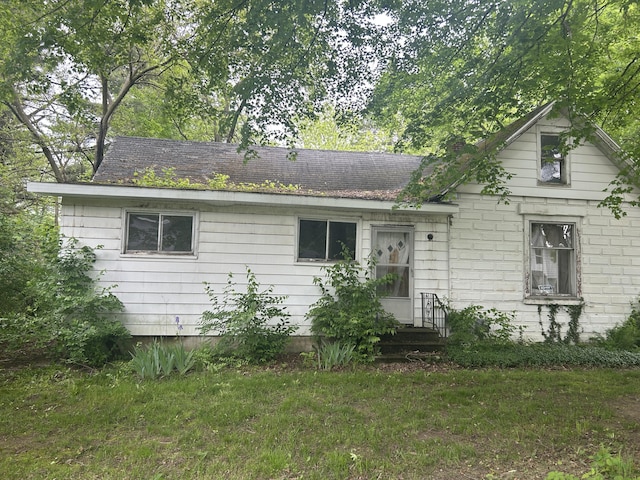 342 Grand St, Michigan Center, MI 49254 - view of front facade with entry steps and a front yard