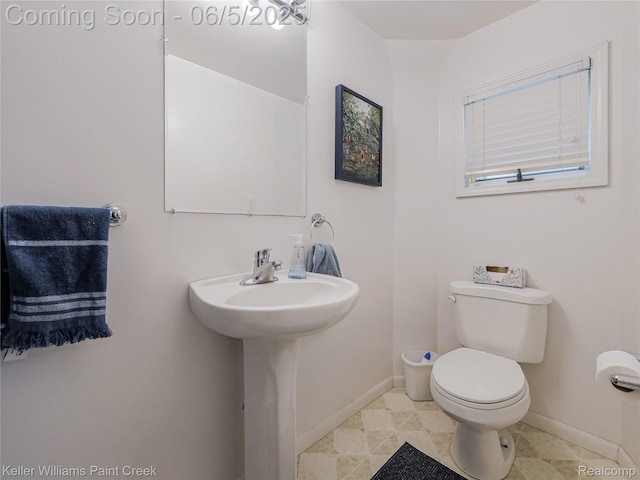 227 Ora Rd, Oxford, MI 48371 - bathroom featuring baseboards and toilet