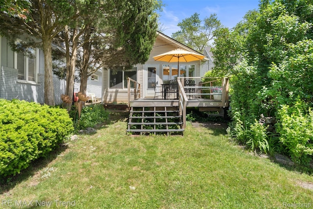 4044 Fieldview Ave, West Bloomfield, MI 48324 - rear view of property with a deck and a yard