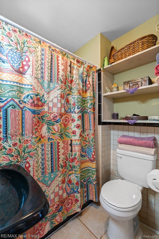 4044 Fieldview Ave, West Bloomfield, MI 48324 - full bathroom with tile walls, toilet, a shower with curtain, and tile patterned floors