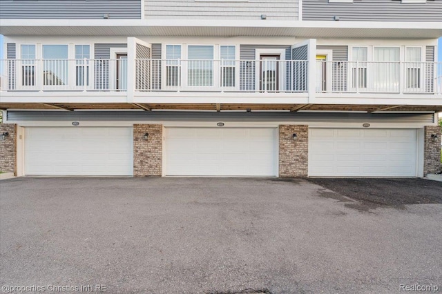 4953 Treeside Ln, Troy, MI 48098 - garage with driveway