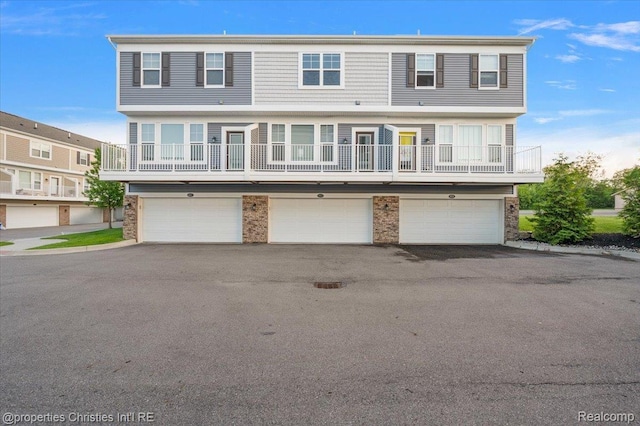 4953 Treeside Ln, Troy, MI 48098 - view of property featuring a garage and driveway