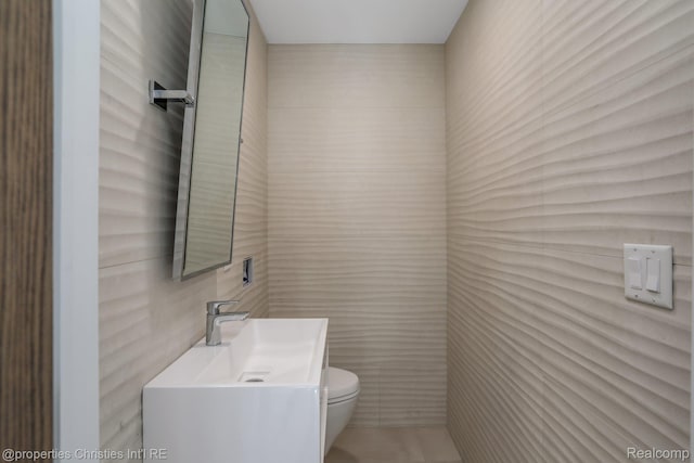 1093 Greentree Rd, Bloomfield Hills, MI 48304 - half bath featuring toilet, tile walls, and vanity