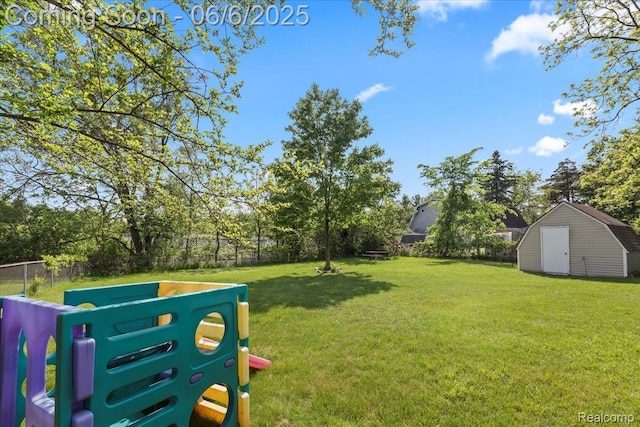 501 Front St, Holly, MI 48442 - view of yard