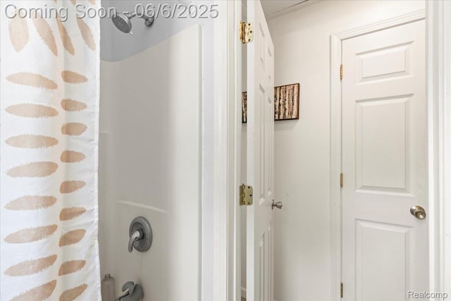 501 Front St, Holly, MI 48442 - bathroom featuring shower / bath combination with curtain