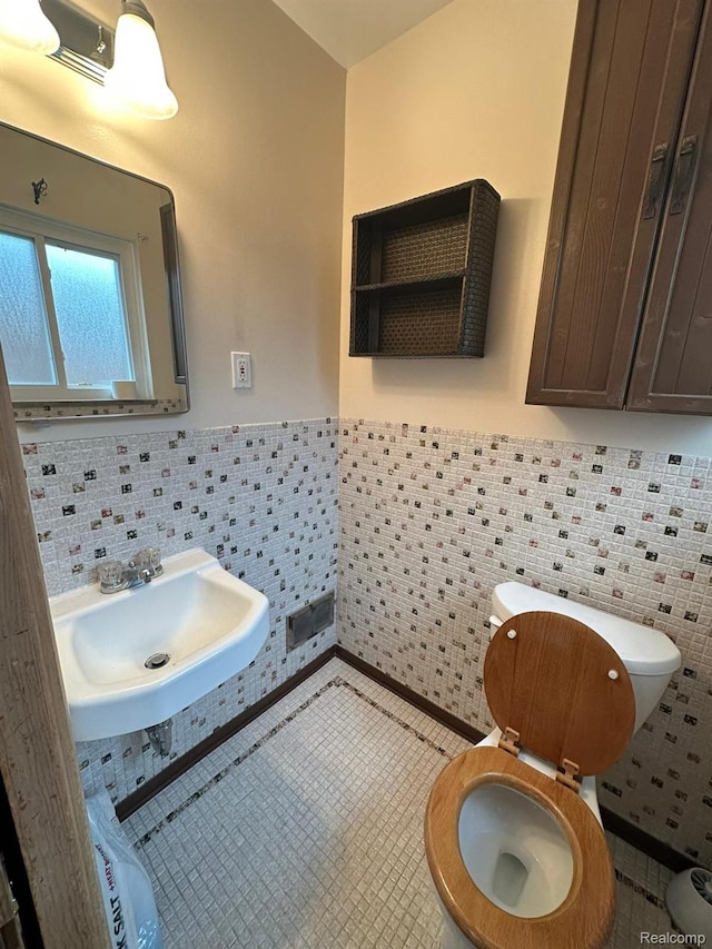 28876 Palm Beach Dr, Warren, MI 48093 - bathroom with a sink, toilet, tile walls, and a wainscoted wall