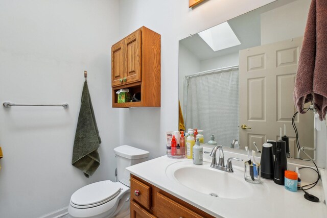 1870 Lindsay Ln, Ann Arbor, MI 48104 - full bathroom with a skylight, toilet, vanity, and curtained shower